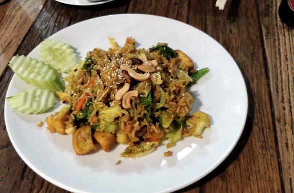Fried rice with tofu and cashews